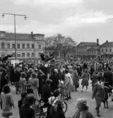 De första studenterna. 1944.
Några studenter hissas på Stortorget. I bakgrunden syns Stadshotellet 
och några av husen längs Kungsgatan.