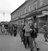 De första studenterna. 1944.
Några studenter bärs iväg längs Storgatan. Till höger syns dåv. P.N. Perssons hörna, Oscaria samt skylten till Anna Bloms fotoateljé.