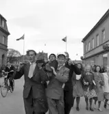 De första studenterna. 1944.
En student bärs iväg längs Storgatan. Till höger syns dåv. P.N. Perssons hörna och till vänster skymtar dåv. Skånska bankens hus m.m.