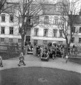 De första studenterna. 1944.
En student körs in på kärra på gårdsplanen till studenthemmet på Västergatan.