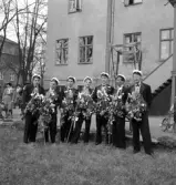 De första studenterna. 1944.
Uppställning med blommor och allt utanför skolhemmet på Västergatan.