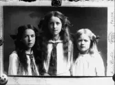Porträttfoto, tre okända flickor.