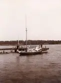 Båt vid Mörbybrygga
