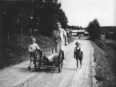 Mjölktransport
Den äldre kvinnan är Ruth Österberg, född 1891.
T.h. syns Eva Morin. Ruth är hennes mormor.
Flickan t.v. är sommarbarn, namn okänt.
Bilden är tagen kring 1953 vid Lillboda
Fotograf är Evas pappa Erik Morin.
