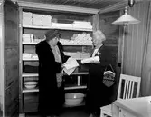 Damer vid linneskåp