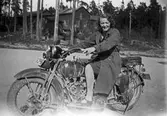Märta Johansson på motorcykel