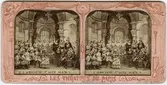 Stereokort ur serien Les théatres de Paris, utgiven av BK, Paris på 1870-talet. Bilden föreställer en scen ur operan Afrikanskan. Stereokortet är ett så kallat French tissue bestående av ett handkolorerat albuminfoto monterat i kartongram med tunt papper på baksidan. När kortet belyses bakifrån framträder färgerna. Kopian av kortet har framställts med två olika metoder: skanning på flatbäddsskanner och fotografering på ljusbord. 