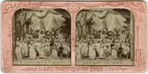 Stereokort ur serien Les théatres de Paris, utgiven av BK, Paris på 1870-talet. Bilden föreställer en scen ur operan Afrikanskan. Stereokortet är ett så kallat French tissue bestående av ett handkolorerat albuminfoto monterat i kartongram med tunt papper på baksidan. När kortet belyses bakifrån framträder färgerna. Kopian av kortet har framställts med två olika metoder: skanning på flatbäddsskanner och fotografering på ljusbord. 