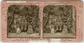 Stereokort ur serien Les théatres de Paris, utgiven av BK, Paris på 1870-talet. Bilden föreställer en scen ur operan Afrikanskan. Stereokortet är ett så kallat French tissue bestående av ett handkolorerat albuminfoto monterat i kartongram med tunt papper på baksidan. När kortet belyses bakifrån framträder färgerna. Kopian av kortet har framställts med två olika metoder: skanning på flatbäddsskanner och fotografering på ljusbord. 