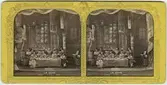 Stereokort ur serien Actualités Théatrales utgiven på 1860-talet. Bilden föreställer en scen ur operan Judinnan. Stereokortet är ett så kallat French tissue bestående av ett handkolorerat albuminfoto monterat i kartongram med tunt papper på baksidan. När kortet belyses bakifrån framträder färgerna. Kopian av kortet har framställts med två olika metoder: skanning på flatbäddsskanner och fotografering på ljusbord. 