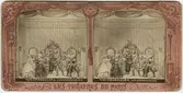 Stereokort ur serien Les théatres de Paris, utgiven av BK, Paris på 1860-talet. Bilden föreställer en scen ur pjäsen Les étrangleurs de l'Inde. Stereokortet är ett så kallat French tissue bestående av ett handkolorerat albuminfoto monterat i kartongram med tunt papper på baksidan. När kortet belyses bakifrån framträder färgerna. Kopian av kortet har framställts med två olika metoder: skanning på flatbäddsskanner och fotografering på ljusbord. 