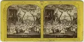 Stereokort (skadat) ur serien Actualités Théatrales utgiven på 1860-talet. Bilden föreställer en scen ur operan Judinnan. Stereokortet är ett så kallat French tissue bestående av ett handkolorerat albuminfoto monterat i kartongram med tunt papper på baksidan. När kortet belyses bakifrån framträder färgerna. Kopian av kortet har framställts med två olika metoder: skanning på flatbäddsskanner och fotografering på ljusbord. 