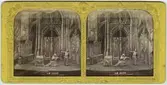 Stereokort ur serien Actualités Théatrales utgiven på 1860-talet. Bilden föreställer en scen ur operan Judinnan. Stereokortet är ett så kallat French tissue bestående av ett handkolorerat albuminfoto monterat i kartongram med tunt papper på baksidan. När kortet belyses bakifrån framträder färgerna. Kopian av kortet har framställts med två olika metoder: skanning på flatbäddsskanner och fotografering på ljusbord. 