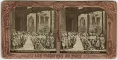 Stereokort ur serien Les théatres de Paris, utgiven av BK, Paris på 1860-talet. Bilden föreställer en scen ur pjäsen Les étrangleurs de l'Inde. Stereokortet är ett så kallat French tissue bestående av ett handkolorerat albuminfoto monterat i kartongram med tunt papper på baksidan. När kortet belyses bakifrån framträder färgerna. Kopian av kortet har framställts med två olika metoder: skanning på flatbäddsskanner och fotografering på ljusbord. 
