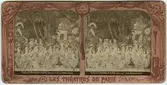 Stereokort ur serien Les théatres de Paris, utgiven av BK, Paris på 1860-talet. Bilden föreställer en scen ur pjäsen Les étrangleurs de l'Inde. Stereokortet är ett så kallat French tissue bestående av ett handkolorerat albuminfoto monterat i kartongram med tunt papper på baksidan. När kortet belyses bakifrån framträder färgerna. Kopian av kortet har framställts med två olika metoder: skanning på flatbäddsskanner och fotografering på ljusbord. 