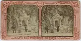 Stereokort ur serien Les théatres de Paris, utgiven av BK, Paris på 1880-talet. Bilden föreställer en scen ur operan Lakmé. Stereokortet är ett så kallat French tissue bestående av ett handkolorerat albuminfoto monterat i kartongram med tunt papper på baksidan. När kortet belyses bakifrån framträder färgerna. Kopian av kortet har framställts med två olika metoder: skanning på flatbäddsskanner och fotografering på ljusbord. 