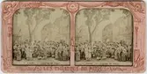 Stereokort ur serien Les théatres de Paris, utgiven av BK, Paris på 1880-talet. Bilden föreställer en scen ur operan Lakmé. Stereokortet är ett så kallat French tissue bestående av ett handkolorerat albuminfoto monterat i kartongram med tunt papper på baksidan. När kortet belyses bakifrån framträder färgerna. Kopian av kortet har framställts med två olika metoder: skanning på flatbäddsskanner och fotografering på ljusbord. 