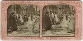Stereokort ur serien Les théatres de Paris, utgiven av BK, Paris på 1880-talet. Bilden föreställer en scen ur operan Faust. Stereokortet är ett så kallat French tissue bestående av ett handkolorerat albuminfoto monterat i kartongram med tunt papper på baksidan. När kortet belyses bakifrån framträder färgerna. Kopian av kortet har framställts med två olika metoder: skanning på flatbäddsskanner och fotografering på ljusbord. 