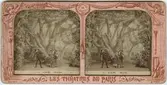 Stereokort ur serien Les théatres de Paris, utgiven av BK, Paris på 1880-talet. Bilden föreställer en scen ur operan Lakmé. Stereokortet är ett så kallat French tissue bestående av ett handkolorerat albuminfoto monterat i kartongram med tunt papper på baksidan. När kortet belyses bakifrån framträder färgerna. Kopian av kortet har framställts med två olika metoder: skanning på flatbäddsskanner och fotografering på ljusbord. 