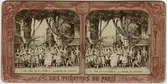Stereokort ur serien Les théatres de Paris, utgiven av BK, Paris på 1860-talet. Bilden föreställer en scen ur operan Duellen. Stereokortet är ett så kallat French tissue bestående av ett handkolorerat albuminfoto monterat i kartongram med tunt papper på baksidan. När kortet belyses bakifrån framträder färgerna. Kopian av kortet har framställts med två olika metoder: skanning på flatbäddsskanner och fotografering på ljusbord. 