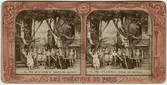 Stereokort ur serien Les théatres de Paris, utgiven av BK, Paris på 1860-talet. Bilden föreställer en scen ur operan Duellen. Stereokortet är ett så kallat French tissue bestående av ett handkolorerat albuminfoto monterat i kartongram med tunt papper på baksidan. När kortet belyses bakifrån framträder färgerna. Kopian av kortet har framställts med två olika metoder: skanning på flatbäddsskanner och fotografering på ljusbord. 