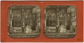 Stereokort ur serien Actualités Théatrales utgiven på 1860-talet. Bilden föreställer en scen ur operan Hamlet. Stereokortet är ett så kallat French tissue bestående av ett handkolorerat albuminfoto monterat i kartongram med tunt papper på baksidan. När kortet belyses bakifrån framträder färgerna. Kopian av kortet har framställts med två olika metoder: skanning på flatbäddsskanner och fotografering på ljusbord. 