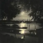 Båtbryggorna i månsken