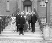 Grupp på kyrktrappan