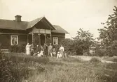 Grupp framför hus