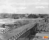 Kanalbron i förgrunden och till höger skymtar  Holmen.
I bakgrunden sörsidan med skuta och järnverk