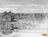 Bostäder till vänster på Holmen, Ljusne gamla mekaniska verkstad och förvaltarbostad i mitten.
Till höger sågverket i Ljusne. Tre av sågverken var vattendrivna och två drevs med ångkraft.