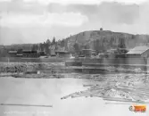 Brädgården i Ljusne med Wårdberget i bakgrunden.