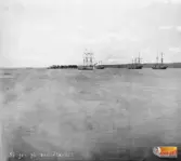 Skogen på sörsidlandet.
Segelskutor vid Ljusnans mynning