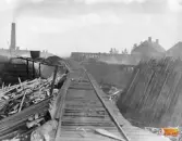 Kolningen, Ljusne
Rälsbanan gick från sågverket till kolningsområdet. Till höger om rälsbanan en rest kolmila av sågverksribb. Bakom kolmilan ser man en kolugn.