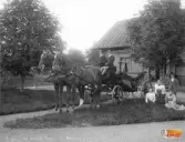 Utanför trädgårdsmästarbostaden efter Villagatan i Ljusne 1899.
På kuskbocken fr.v. sitter kusken Bergquist och betjänten Eskil Agrell som sedermera guidade på Hallwylska palatset.

På gräsmattan fr.v. okänd, Amanda Liljeblad med sonen Artur Liljeblad (gossen), Dora Bergquist kuskens hustru, trädgårdsmästare Albert Liljeblad (gift med Amanda Liljeblad).