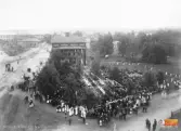 Fest i Ljusne den 5 juli 1899 med anledning av Ljusne sågverks 50-års
jubileum där 700 arbetare deltog.
Huset med balkongen är Hotellet och till vänster syns Gasklockan och bakom den Mekaniska verkstaden från 1876