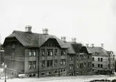 Jubileumsutställningen i Göteborg 1923
Fotografier tagna för Göteborgs jubileumspublikationer
Sjömannasällskapets byggnad på Sjömansgatan 3 i Masthugget
 Erik Wijks gåfva i kvarteret Lustgården