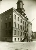 Jubileumsutställningen i Göteborg 1923
Fotografier tagna för Göteborgs jubileumspublikationer
Drätselkammarens hus, Sahlgrenska huset, Carlanderska huset
Fastigheten Norra Hamngatan 14 är uppförd 1753 och om- och tillbyggd i flera omgångar