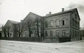 Jubileumsutställningen i Göteborg 1923
Fotografier tagna för Göteborgs jubileumspublikationer
Barnhuset på Stampgatan 20 i stadsdelen Stampen
Byggnaden ritades av Adolf W. Edelsvärd och uppfördes under åren 1854–1857