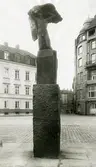 Jubileumsutställningen i Göteborg 1923
Fotografier tagna för Göteborgs jubileumspublikationer
Carl Milles skulptur Vingarna, även kallad Gosse med örn, stod på Bastionsplatsen i Göteborg och invigdes 1913