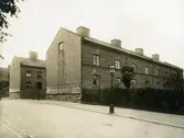 Jubileumsutställningen i Göteborg 1923
Fotografier tagna för Göteborgs jubileumspublikationer
Dicksonska stiftelsens hus vid Amiralitetsgatan i Majorna
