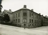 Jubileumsutställningen i Göteborg 1923
Fotografier tagna för Göteborgs jubileumspublikationer
Dicksonska stiftelsens flerfamiljshus i hörnet av Föreningsgatan och Carl Gustafsgatan byggdes 1870-71