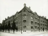 Jubileumsutställningen i Göteborg 1923
Fotografier tagna för Göteborgs jubileumspublikationer
Dicksonska stiftelsens hus vid hörnet av Haga Östergata och Västra Skansgatan i Haga
Huset ritades av arkitekten Hans Hedlund och stod färdigt 1904