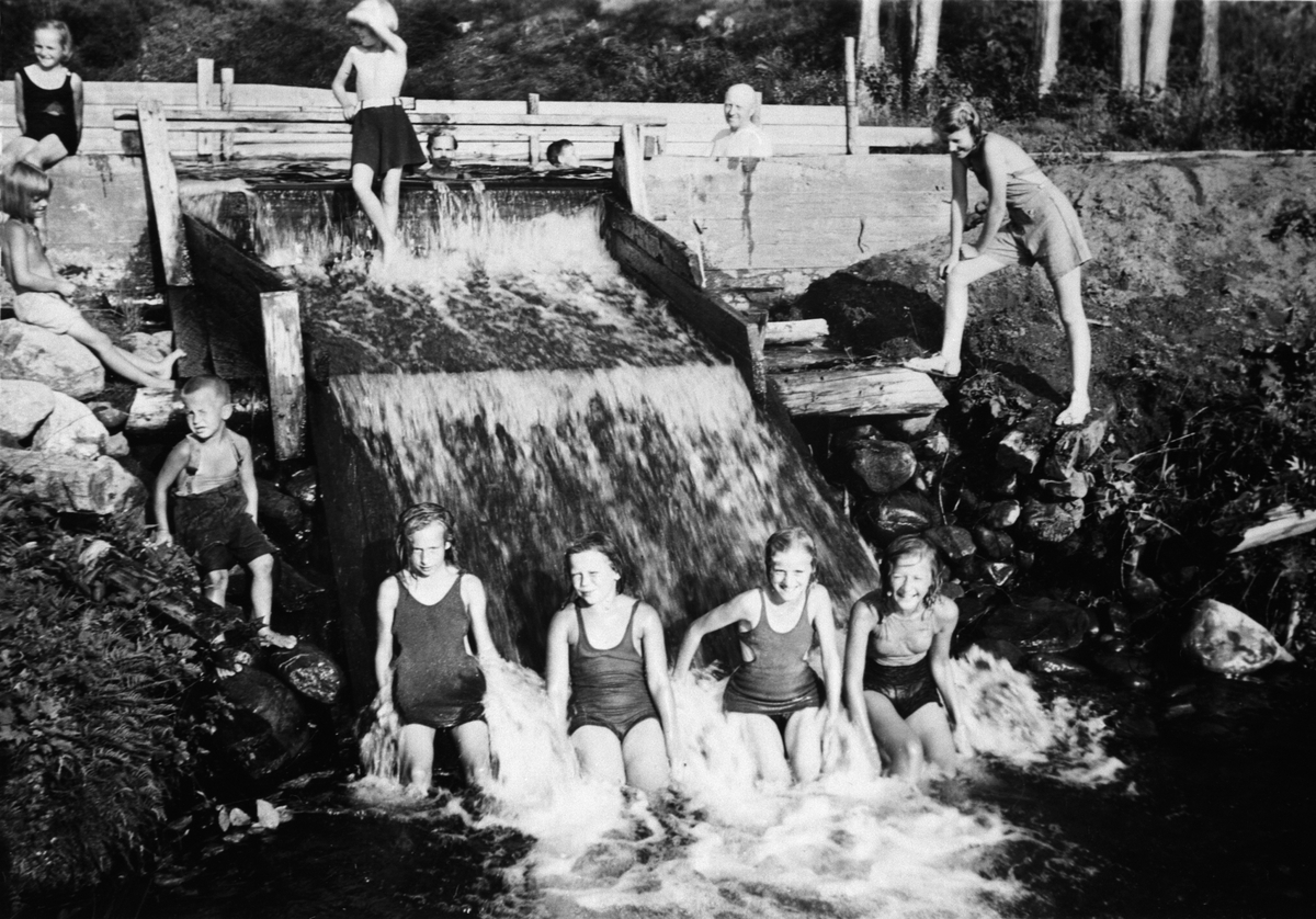 Gruppe barn bader i Kvennveita ved demning, Brumunddal, Ringsaker.