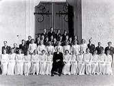 Prästen Grände (sittande, i mitten) med komfirmander utanför Tvååkers kyrka 1941.