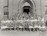Realexamen. Realskoleelever på läroverkets trappa. Ungdomarma har blivit uppvaktade med blomsterkvastar som hängts i band kring nacken. De har studentmössor på sig.
1:a raden från vänster: Kerstin Larsson, Astrid Hjertstrand, Sonja Persson, Margot Nilsson, Inga-Lisa Stener, ?, Eva Mellqvist, Marianne Sandberg, Ingrid Ekström, Inga Andersson, Birgit Bengtsson. 2:a raden från vänster: ?, Vera Johansson ? från Långås, Gunnel Karlsson, Elsie Stener, Elinor Johansson, Birgit Johansson, Siv Johnsson.
Pojkar från vänster: Hans Carnmark, ?, ?, ?, Karl Axel Norrman, Bertil Nilsson, Karl Erik Svensson, ?, ?, ?, Hilmer ?, Ture Larsson, Gösta Larsson, ?, Rune Karlsson, Bengt Pettersson, Karl Olof Johansson, ?, Adolf Rappe, ?, ?, ?.
