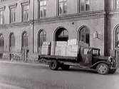 Lastbil utanför Monarks centrallager i Rommelska fastigheten, kvarteret Köpmannen, Varberg.