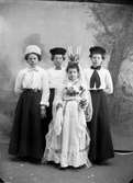 Lucia i Lima 1906. Berta Olsson (Lassar-Olle) från Lassargården i Heden är klädd till Lussebrud. Bakom henne står Jenny Martinsson, Elin Johansson och Olga Johansson från Sörbäcken.
