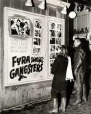 Ungdomar framför filmaffisch: 