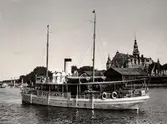 NK:s proviantbåt S/S Brage på Nybroviken den 21 juli 1932. I bakgrunden syns Nordiska museet på Djurgården